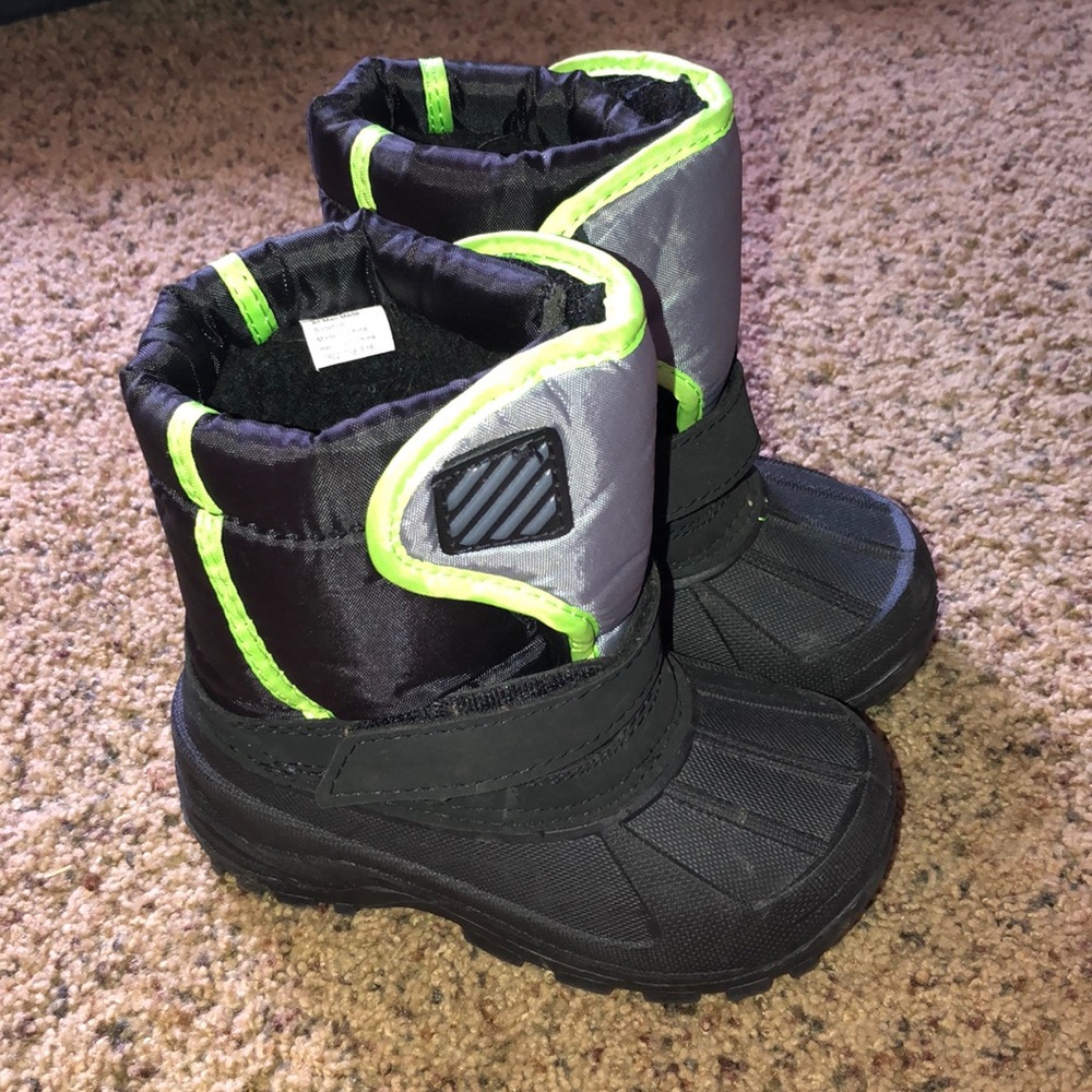 Boys size 9 winter boots